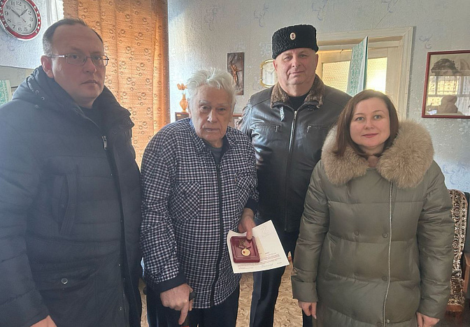 Ветеранам ВОВ вручили юбилейные медали к 80-летию Победы в Анапе