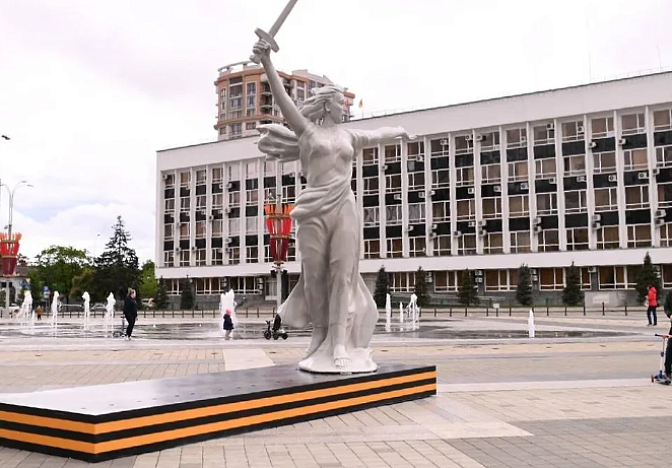 Скульптуру «Родина-мать» установили на главной площади Краснодара 