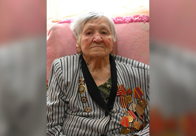 Вениамин Кондратьев поздравил со 101-летием ветерана ВОВ Веру Метальникову