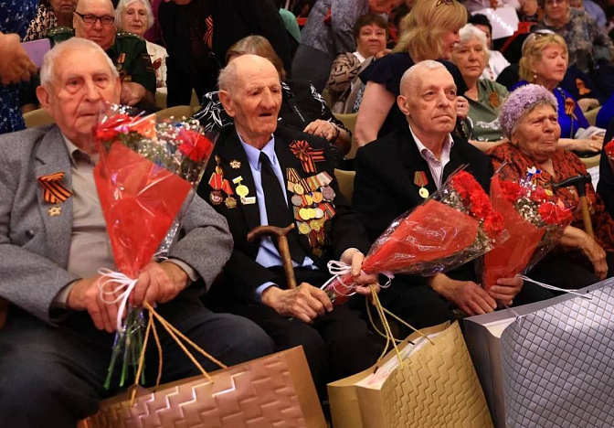 Мэр Краснодара встретился с ветеранами на празднике в ТО «Премьера» 