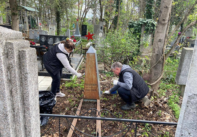Уборку воинских захоронений в рамках весеннего субботника провели в Краснодаре