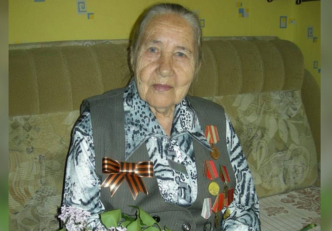 Вениамин Кондратьев поздравил ветерана ВОВ из Динской со 100-летием