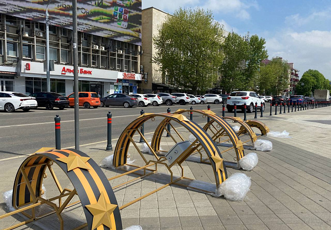 К установке праздничной инсталляции к 80-летию Победы приступили в Краснодаре