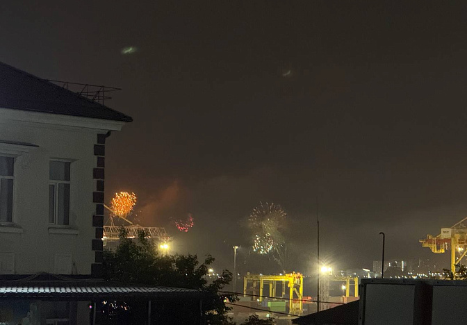 Салют в честь 80-летия Великой Победы погремел в Новороссийске 