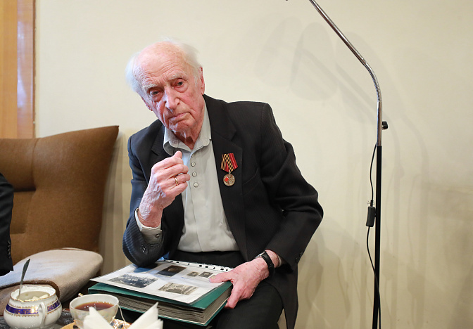 Глава Краснодара вручил медаль к 80-летию Победы ветерану Александру Пономаренко