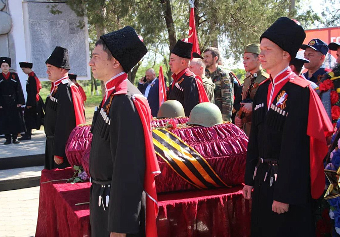 Накануне Дня Победы перезахоронили останки солдат в Кущевском районе