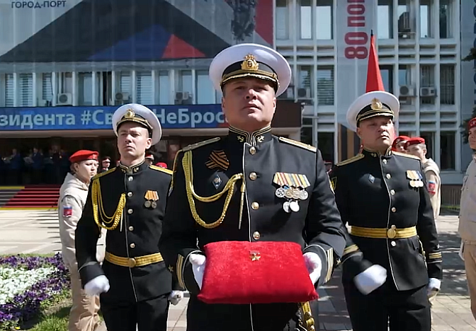 Медаль «Золотая звезда» ко Дню Победы впервые доставили в Новороссийск