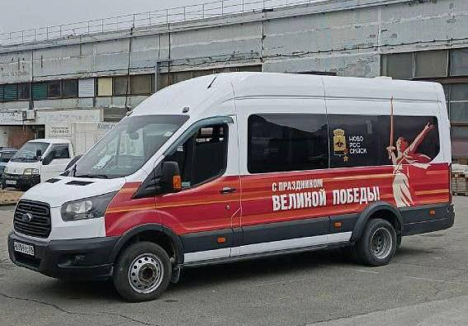 Служба такси украсила автомобили ко Дню Победы в Новороссийске