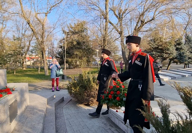 В Сквере Казачьей славы почтили память освободителей Краснодара