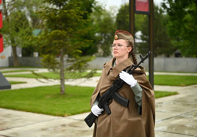 Школьники и студенты встали на Вахту Памяти у мемориалов Краснодара