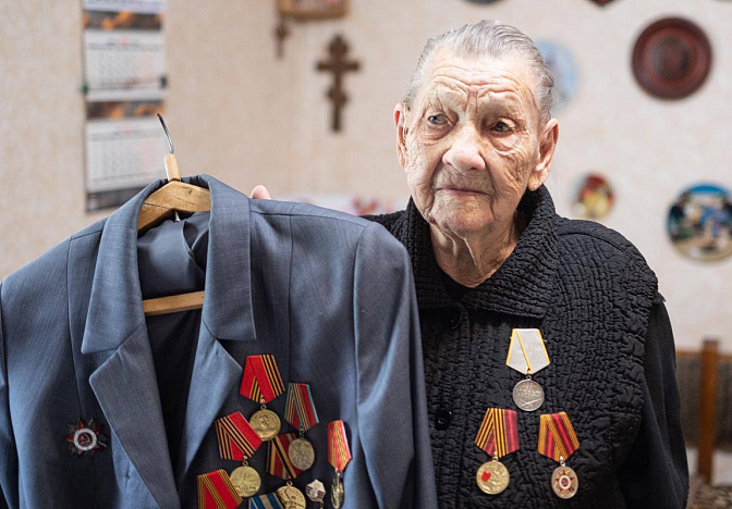 Вениамин Кондратьев поздравил со 102-летием ветерана ВОВ из Туапсе