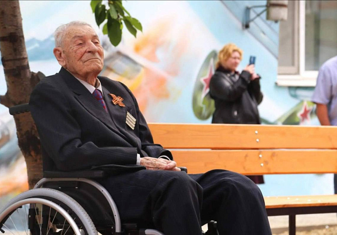 Губернатор Кондратьев поздравил с вековым юбилеем ветерана ВОВ Бочарова из Анапы